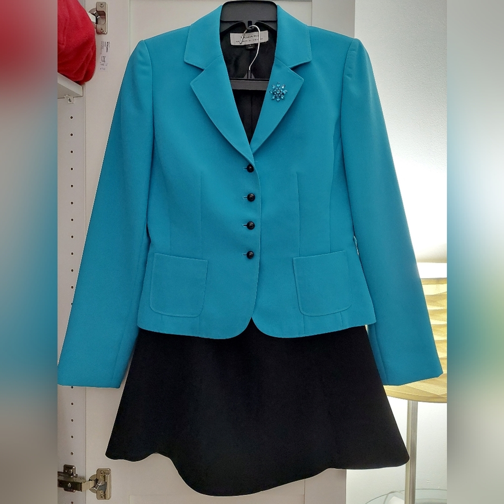 TAHARI - 2 Piece Business Suit (Blue & Black)